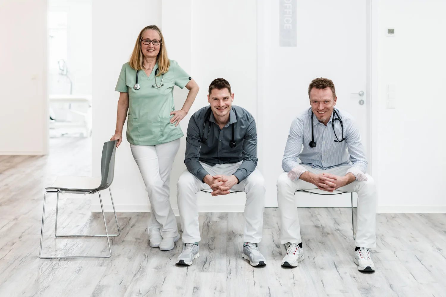 Drei Mitglieder des Teams im Flur der Praxis