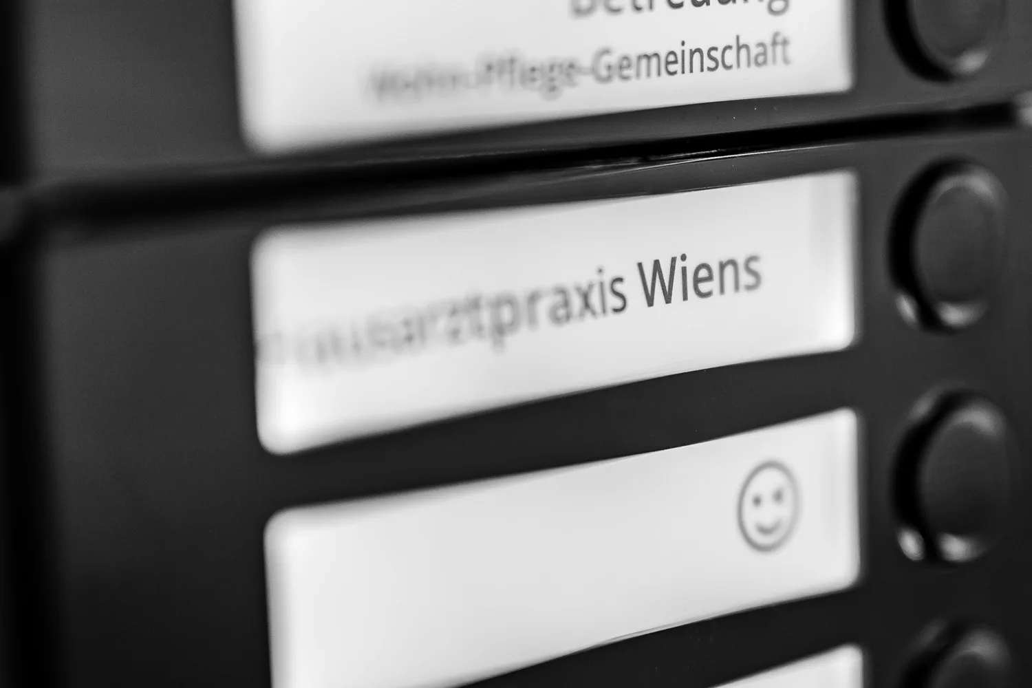 Klingelschild am Eingang der Praxis