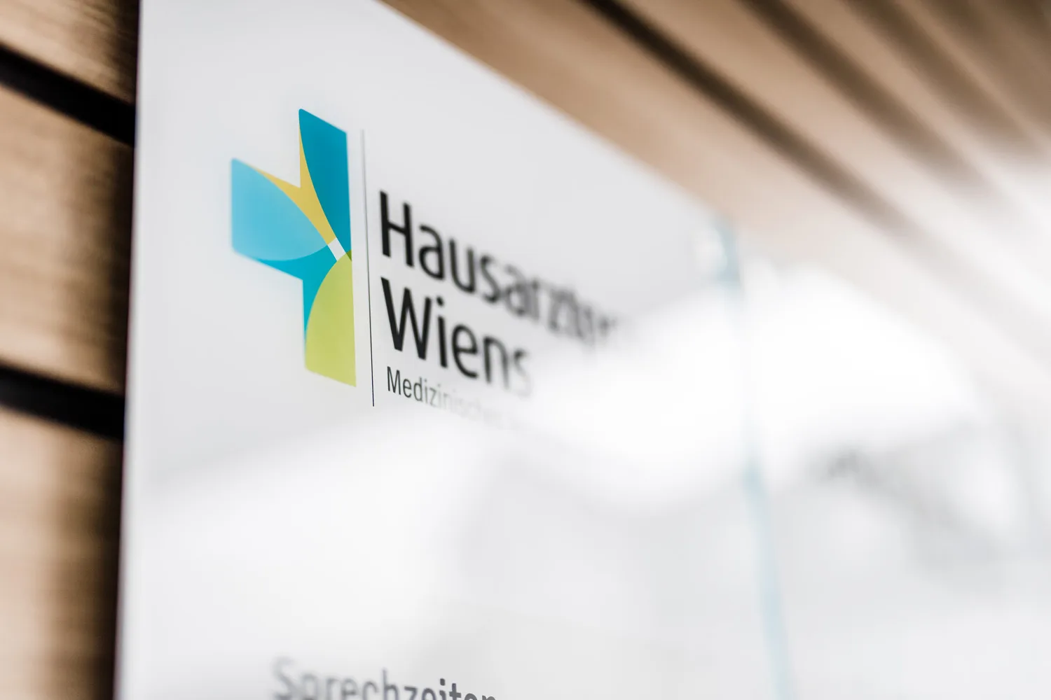 Türschild der Hausarztpraxis Wiens